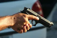 Homens são assassinados dentro de casa na cidade de Lauro de Freitas